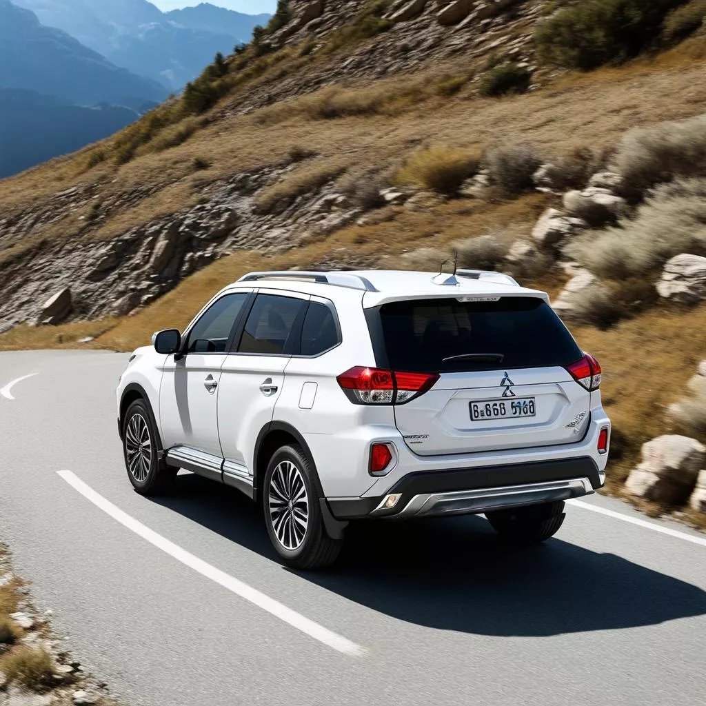 Mitsubishi Outlander 2020 màu trắng chạy trên đường núi