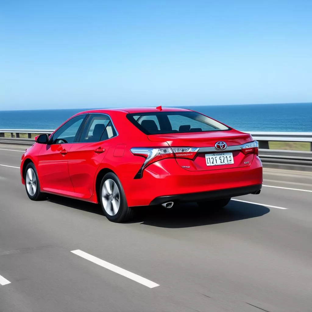 Toyota Camry di chuyển trên đường