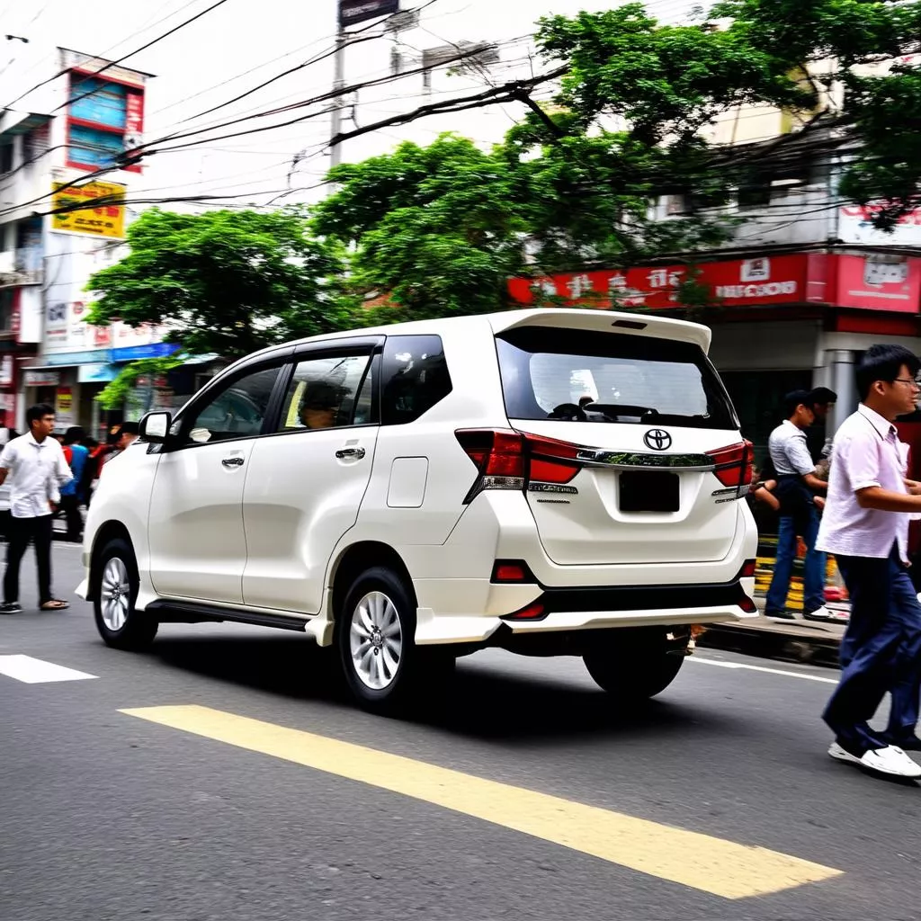 Toyota Innova di chuyển trên đường phố Hà Nội