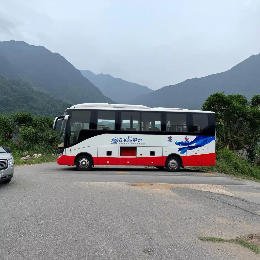 Xe khách giường nằm đang dừng nghỉ tại điểm dừng chân đường lên Sapa