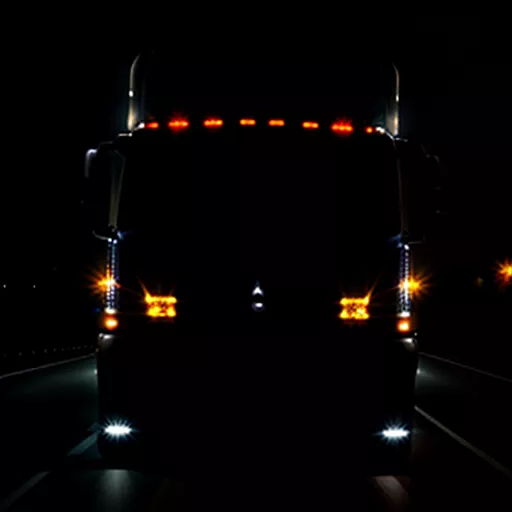 Xe tải di chuyển trong đêm