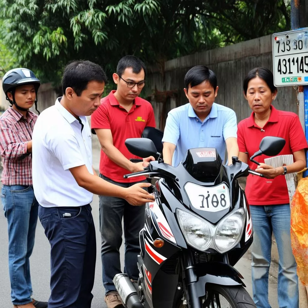 Người dân xem biển số xe