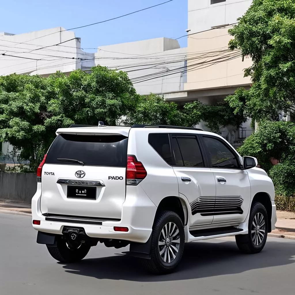 Giá Xe Toyota Land Cruiser Prado 2018: Vị Vua Bất Tử Trên Mọi Cung Đường