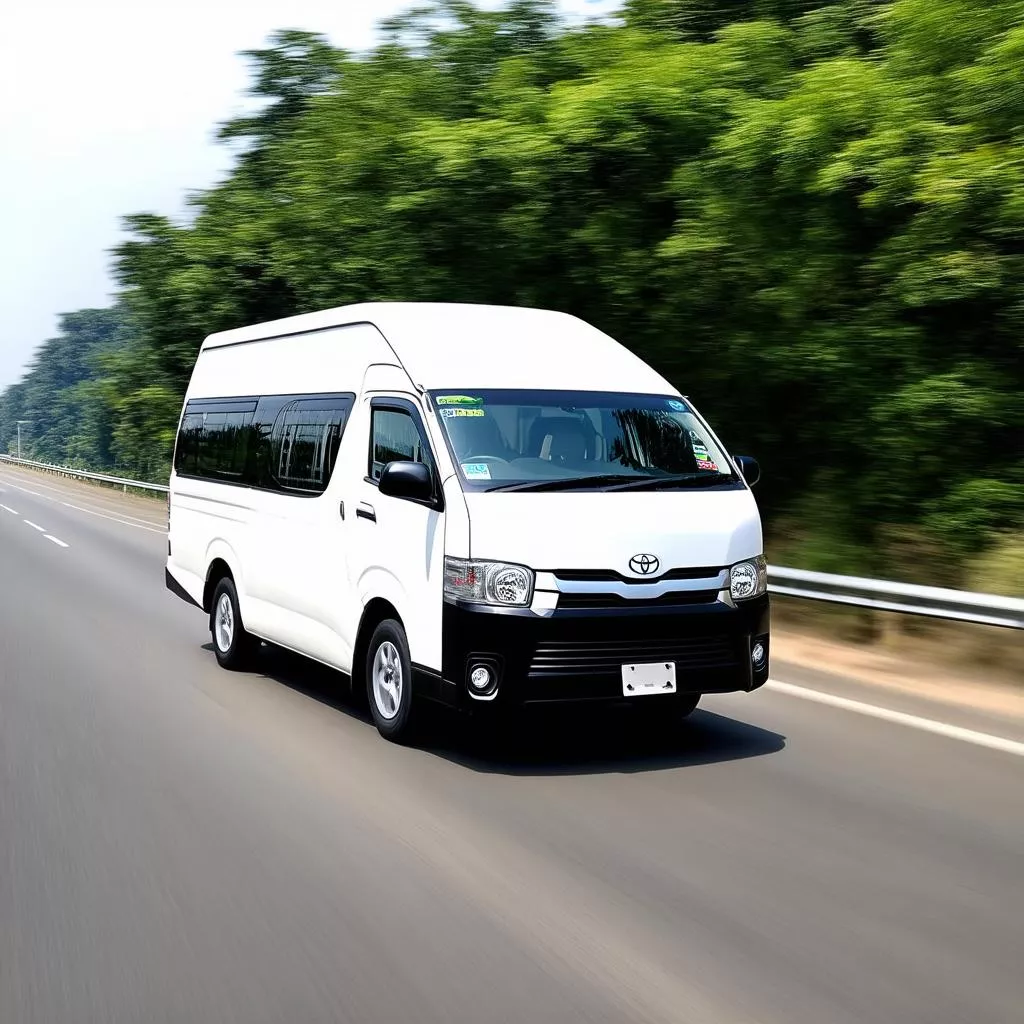 Toyota Van 9 chỗ di chuyển trên đường cao tốc