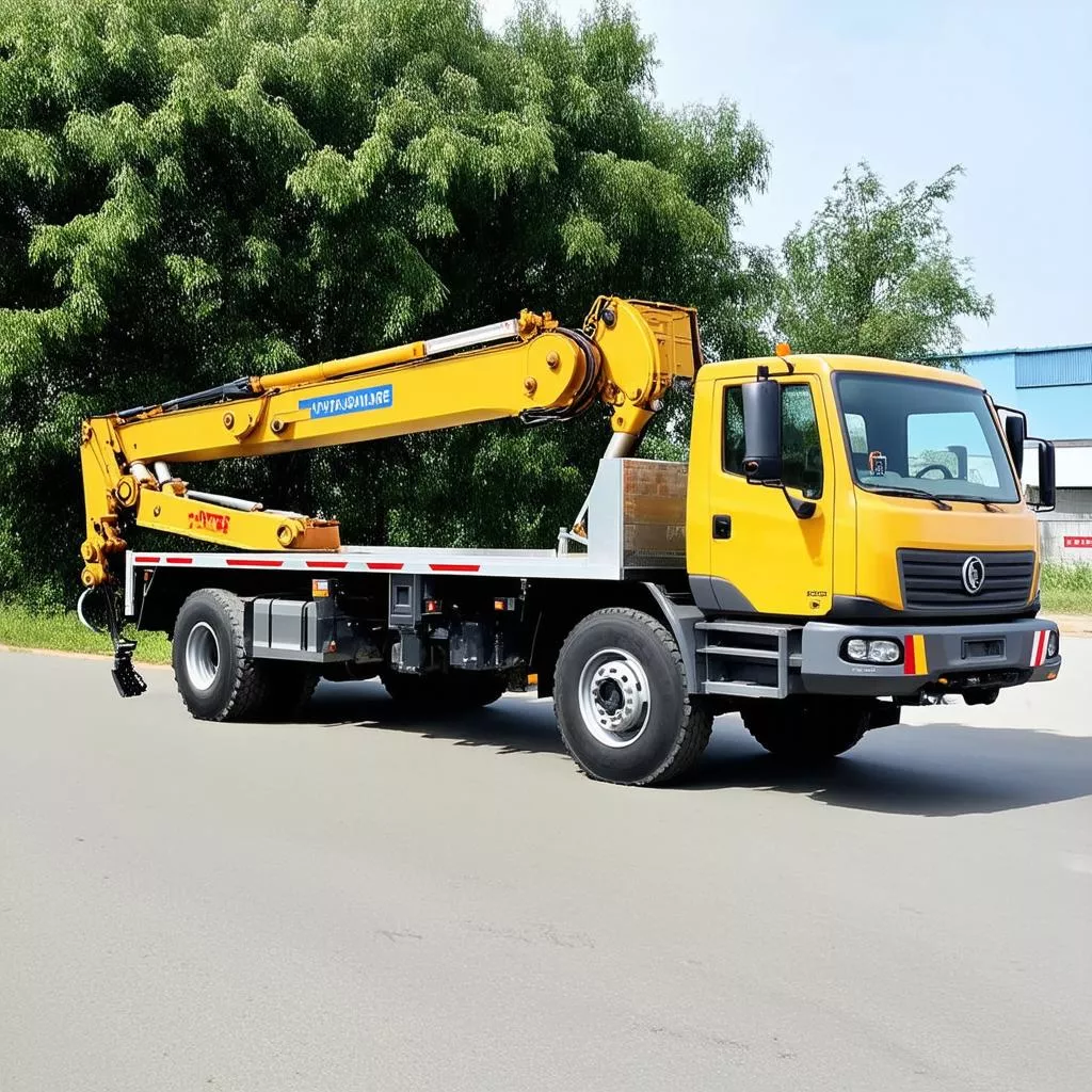 Xe cẩu tự hành 5 tấn di chuyển trên đường