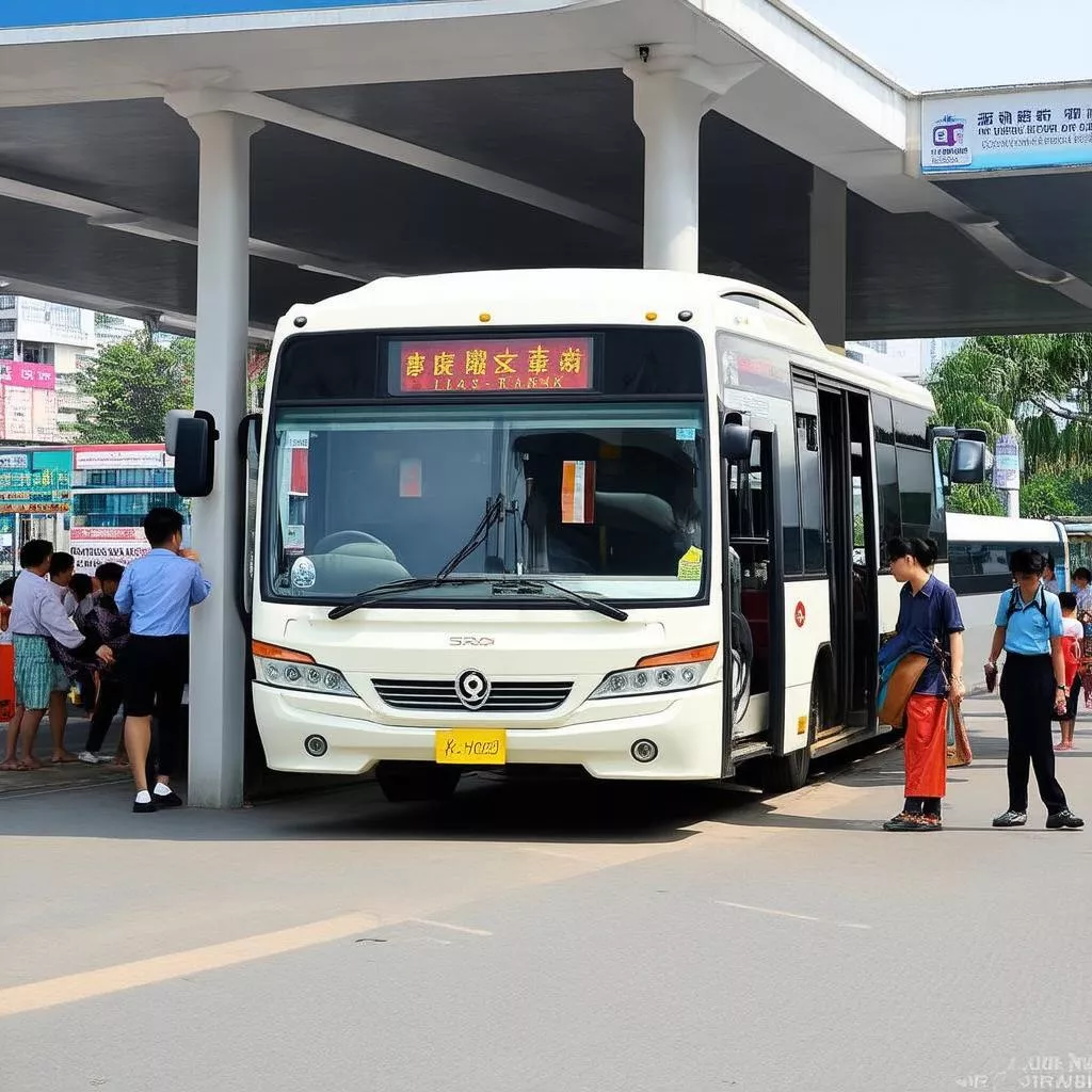 Xe khách Phương Trang đang đón trả khách