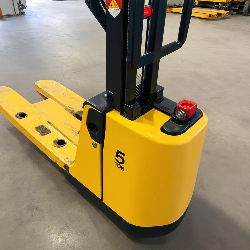 Giới Thiệu Xe Nâng Tay 5 Tấn: Vua Nâng Hạ Hàng Hóa Trong Kho Bãi