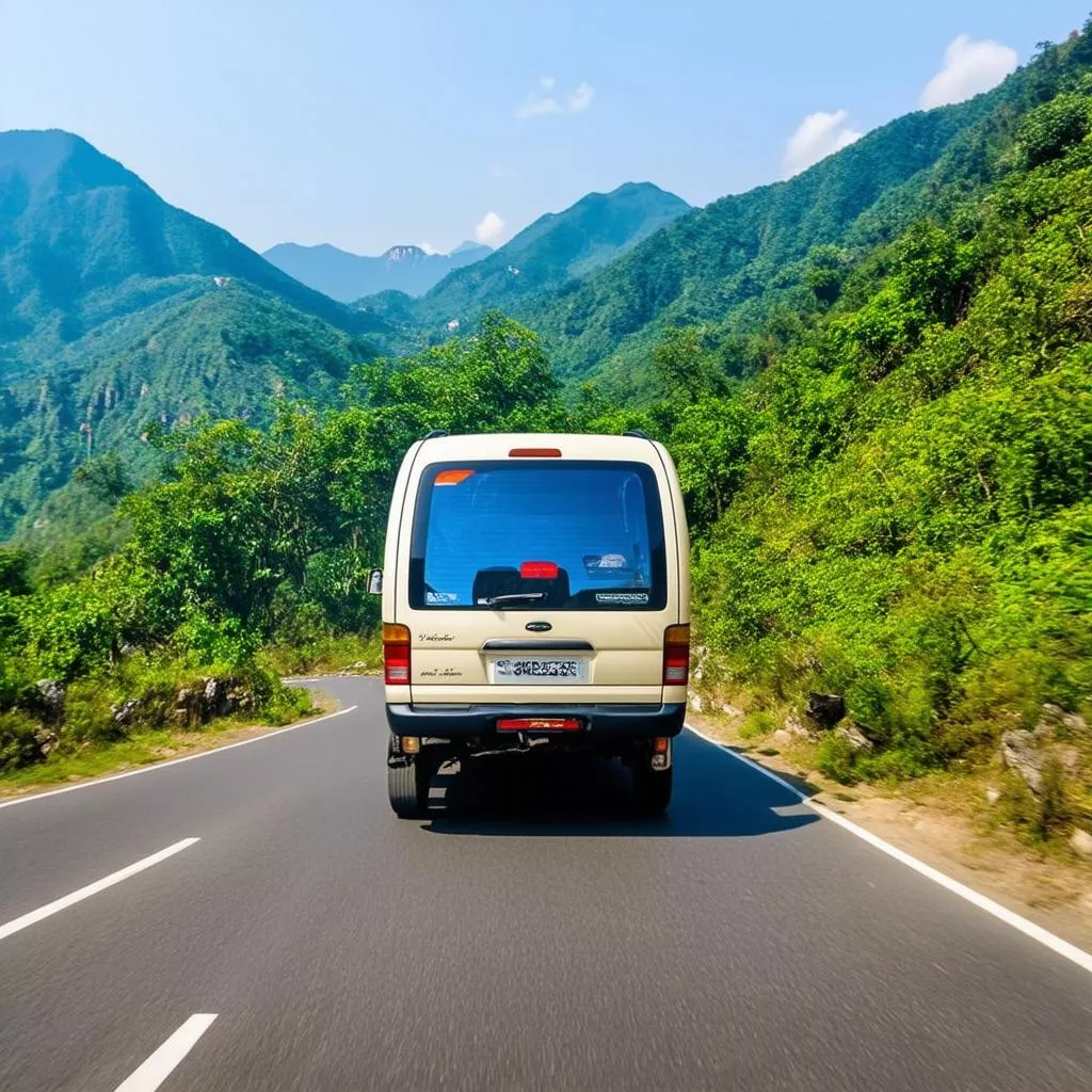 Xe Sapa Luxury Van chạy trên đường núi Sapa