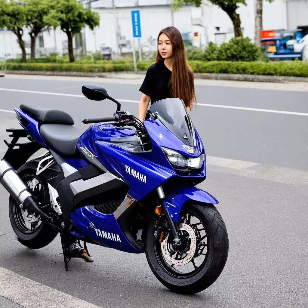 Người phụ nữ đang ngắm xe Yamaha NVX màu xanh lam