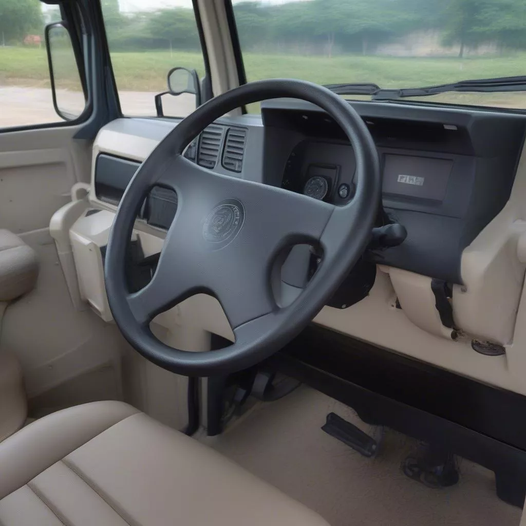 Interni del camion ribaltabile Hoa Mai 3 tonnellate HD3000B-E4TD: Immagine degli interni, che evidenzia il design moderno e confortevole, i sedili in tessuto di alta qualità, l'aria condizionata bi-zona e il volante in pelle, creando una sensazione di comfort e lusso per il conducente.