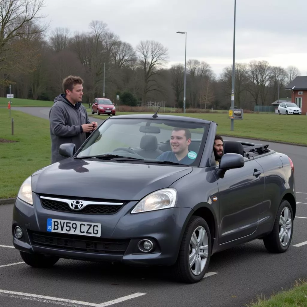 학원생이 기능 시험 코스에서 운전 연습을 하는 모습