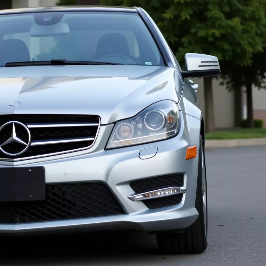 Giá xe Mercedes C250 đời 2011: “Mắt phượng” sang trọng, giá “hạt dẻ”