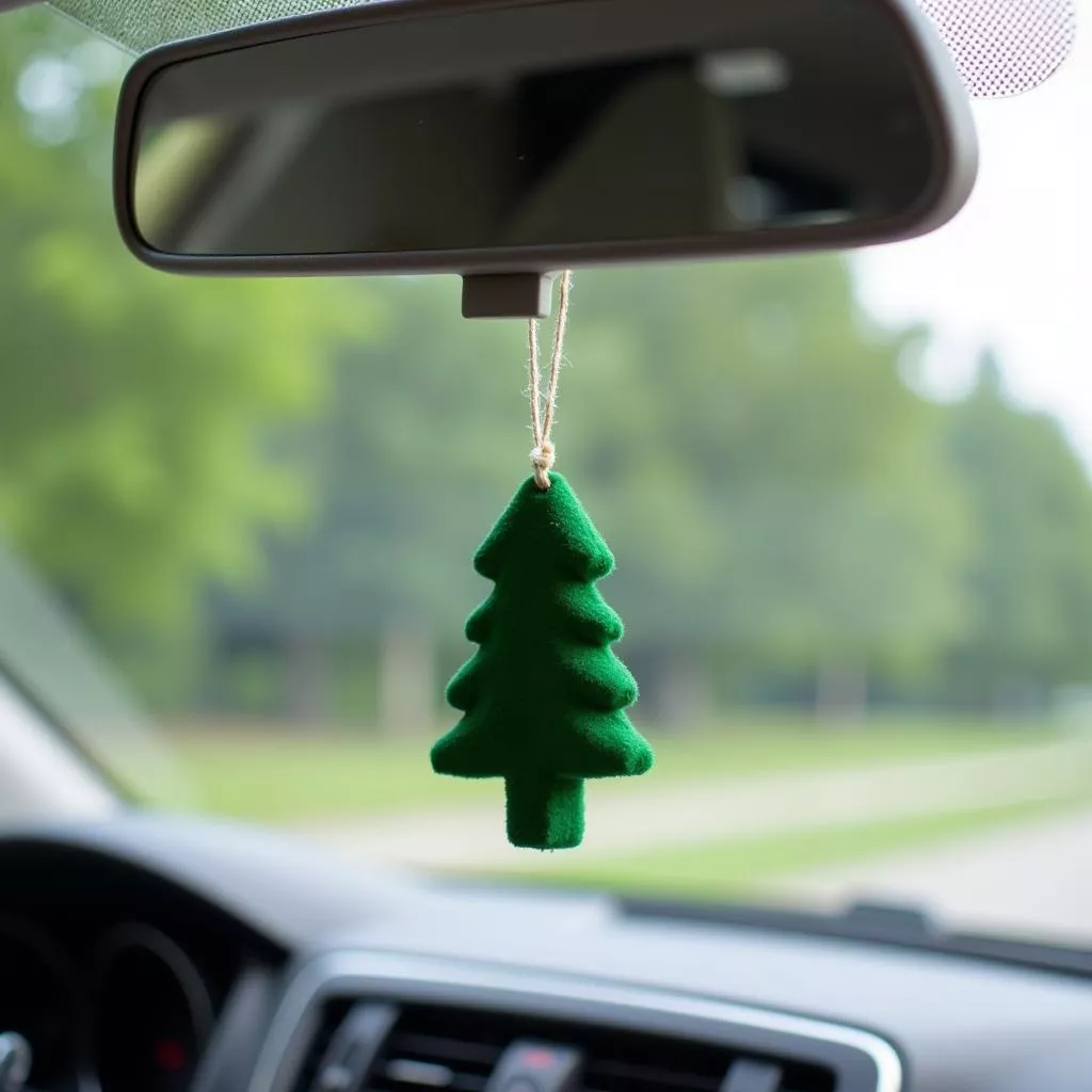 कार में पाइन ट्री लटकाने का स्थान