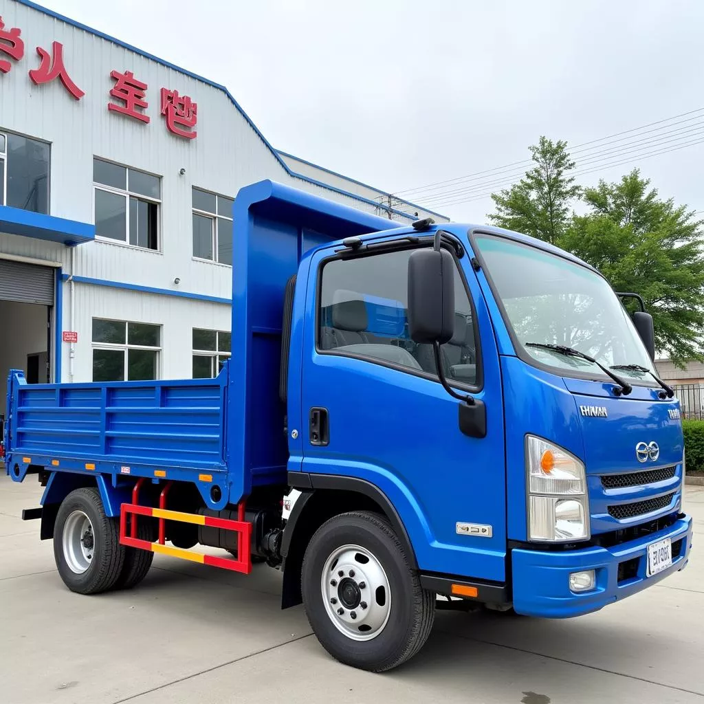 Xe tải Thuận Thành màu xanh đang đậu tại đại lý