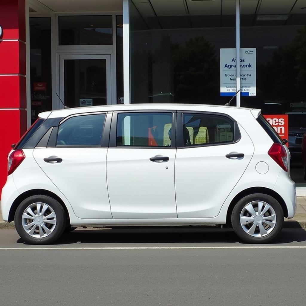 Xe i10 bản thiếu màu trắng đỗ trước cửa hàng